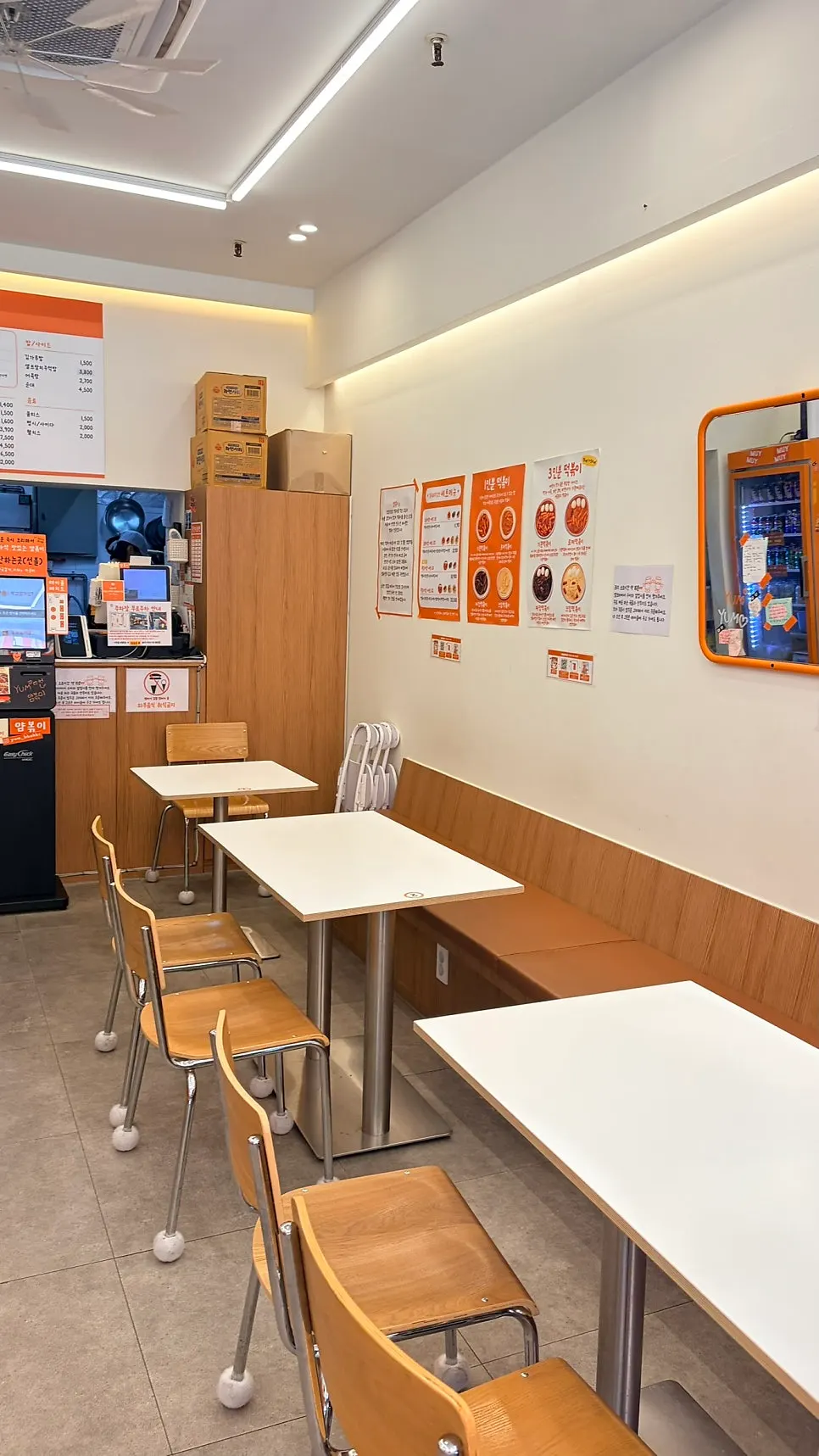 Overview of the Yum Bbokki interior