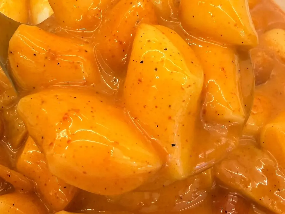 Sauce and rice cakes in the spicy tteokbokki