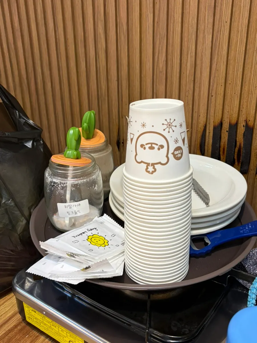 셀프바에서 가져온 아삭이고추 접시