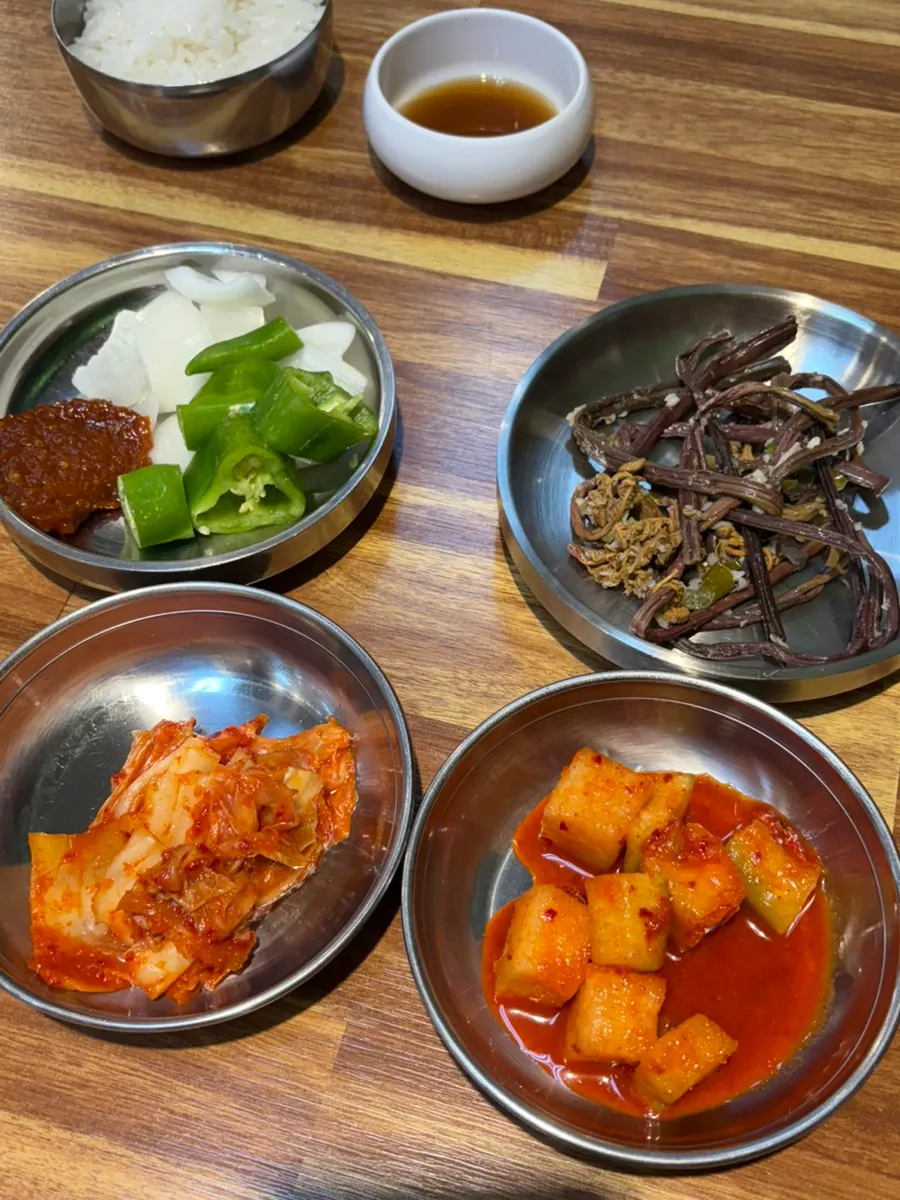 테이블에 놓인 히말라야 핑크솔트와 후추