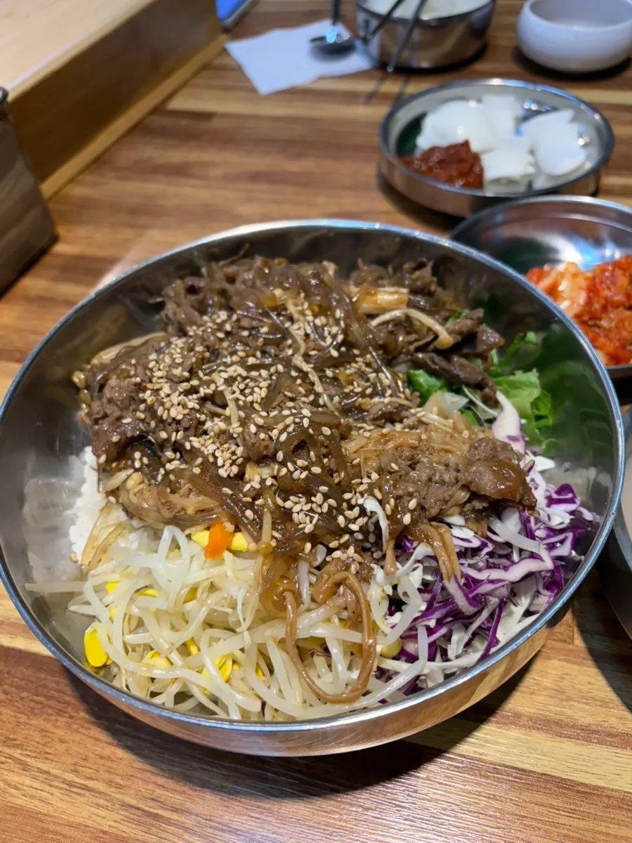 소불고기덮밥과 설렁탕이 놓인 한상