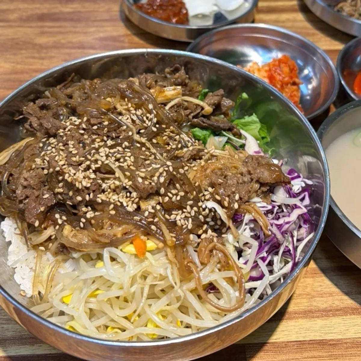 채소와 소불고기가 듬뿍 올라간 소불고기덮밥