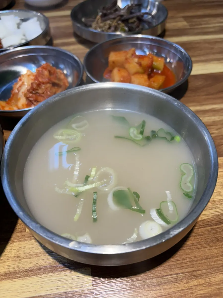 덮밥과 함께 나온 작은 설렁탕 국물