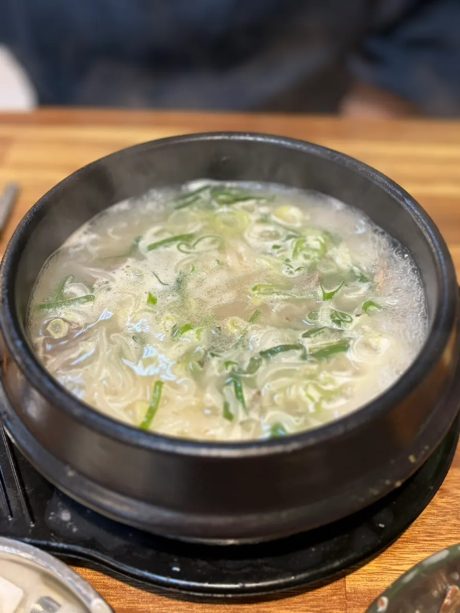 진한 국물의 설렁탕 한 그릇