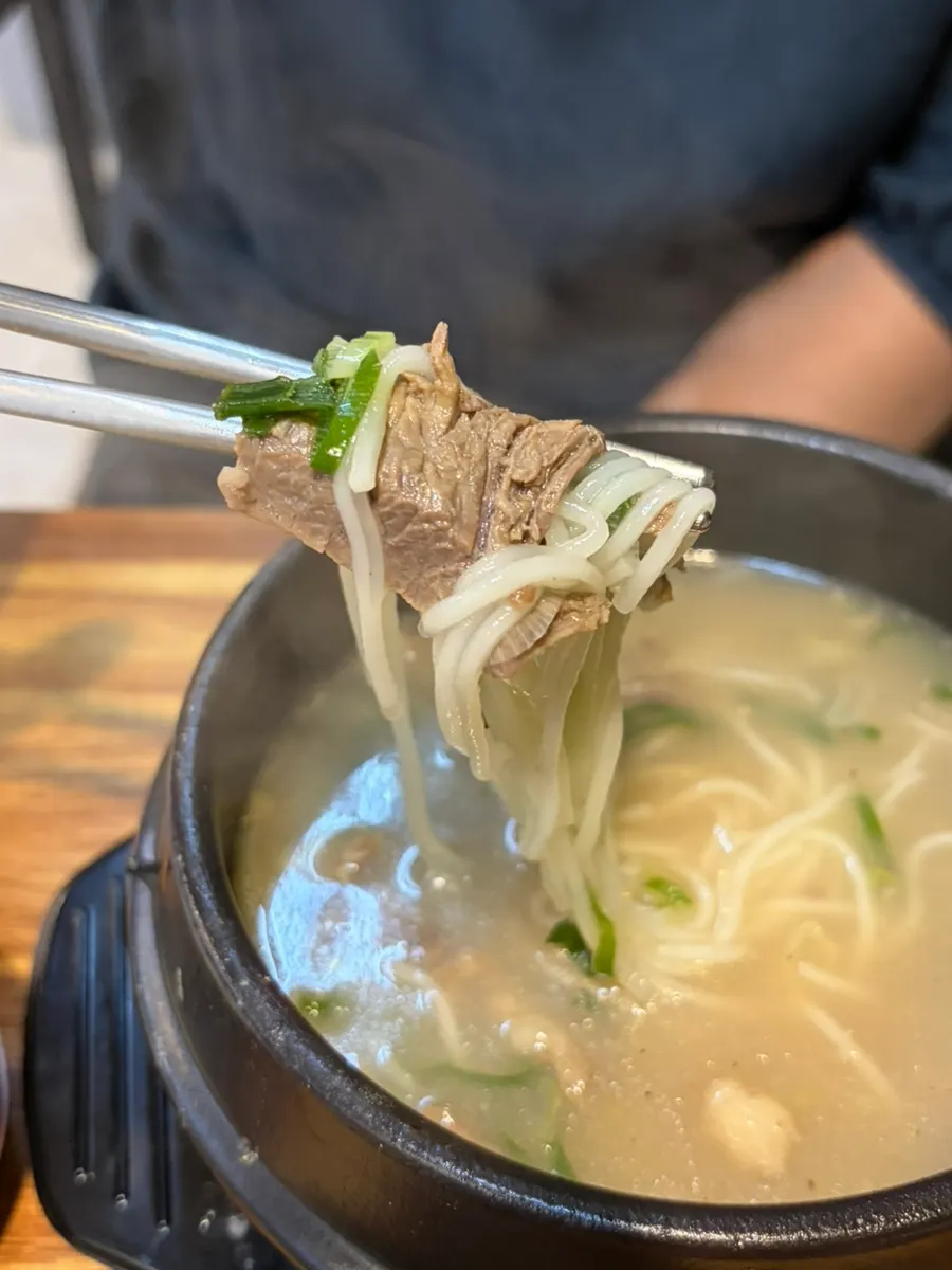 설렁탕 속 부드러운 소고기 건더기
