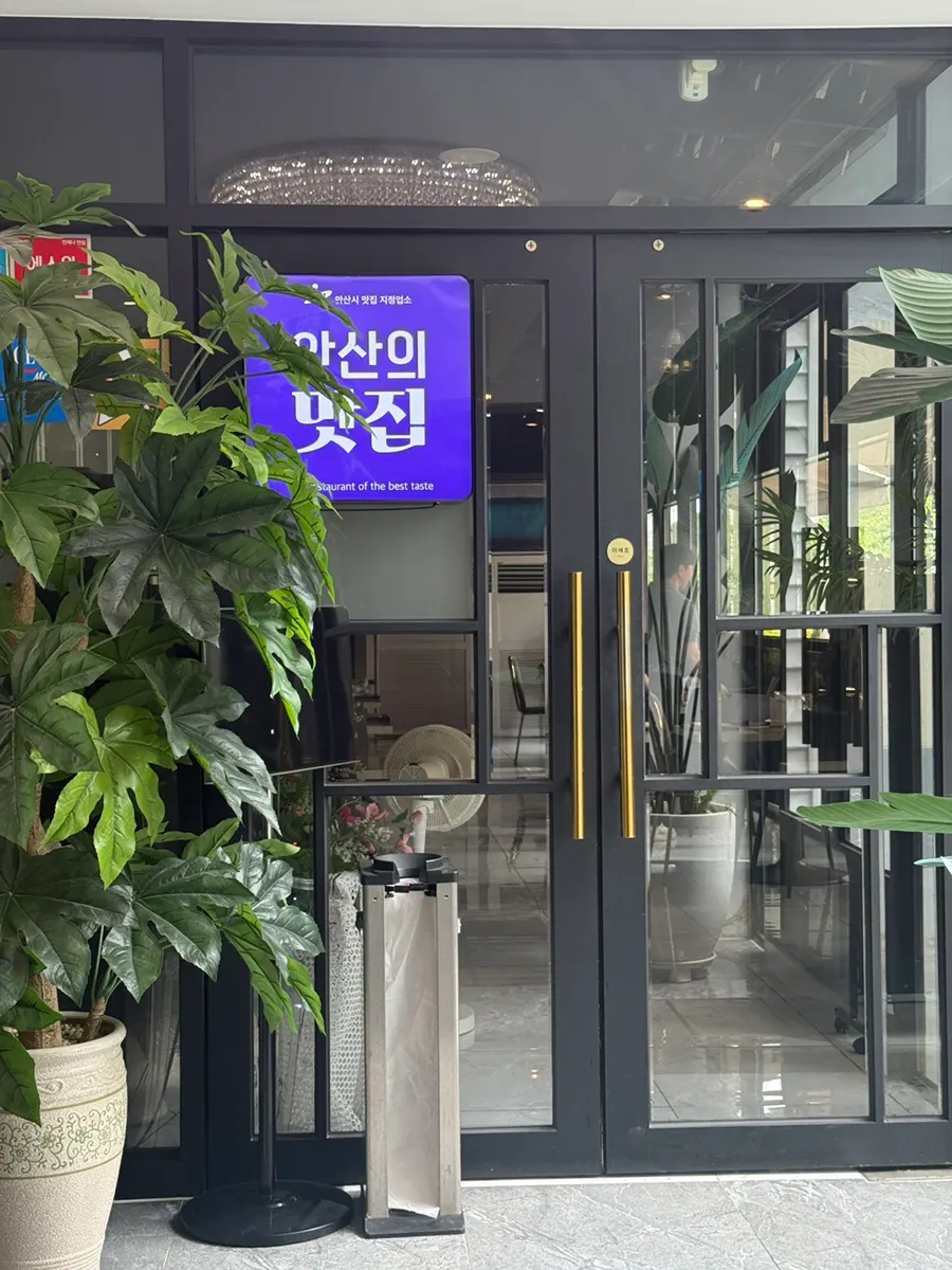 조명을 낮춘 레스토랑 내부 분위기
