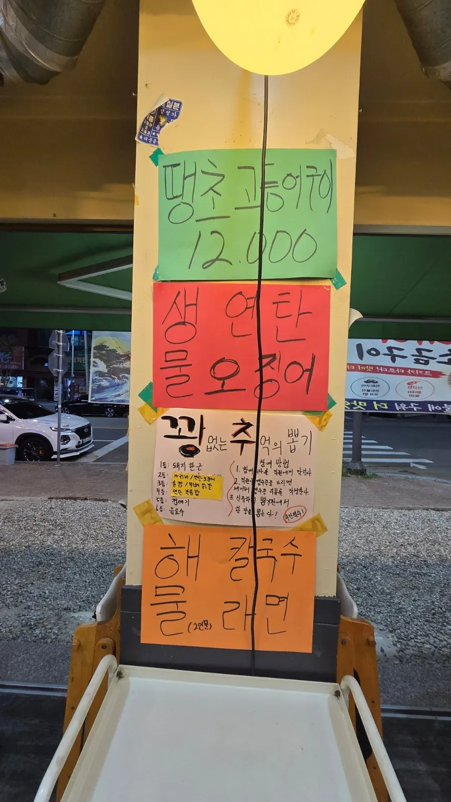 깔끔하게 정돈된 연탄구이 테이블