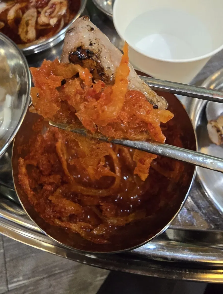 연탄불과 기본 반찬 상차림