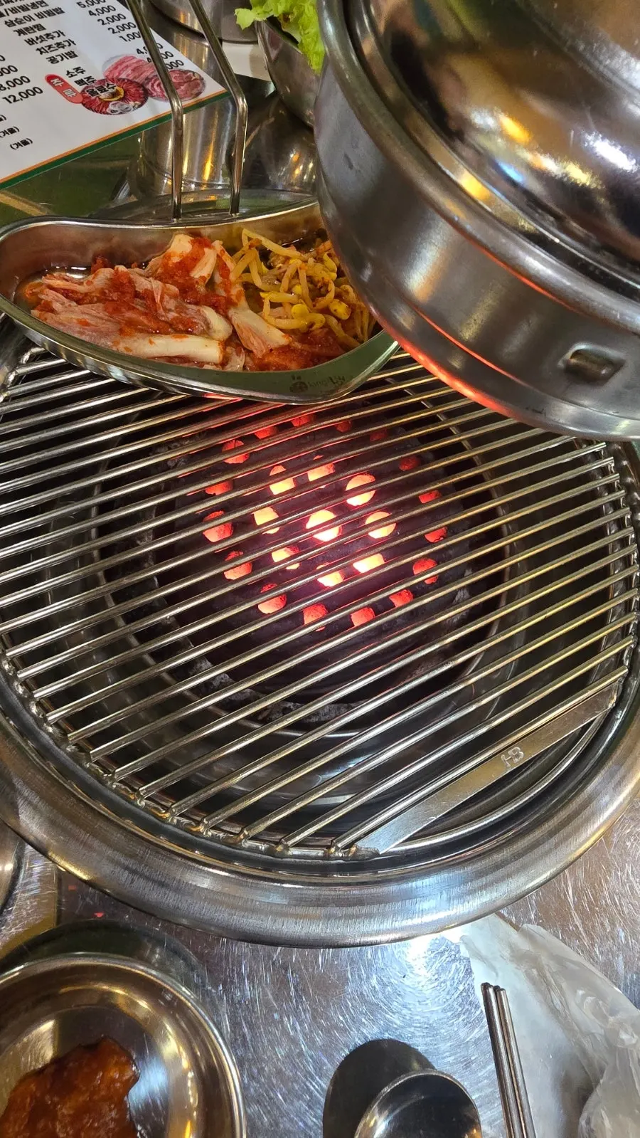 석쇠 위에 올린 연탄구이 고기