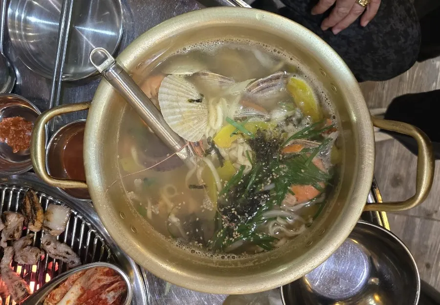 해산물이 담긴 해물칼국수 2인분