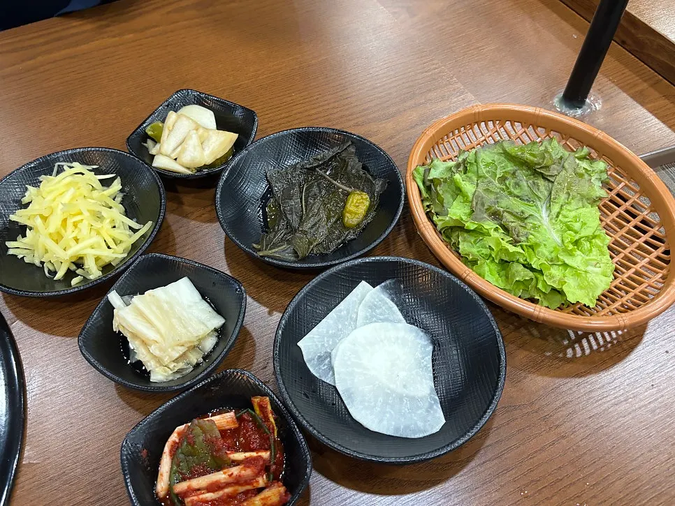 Basic side dishes served with eel