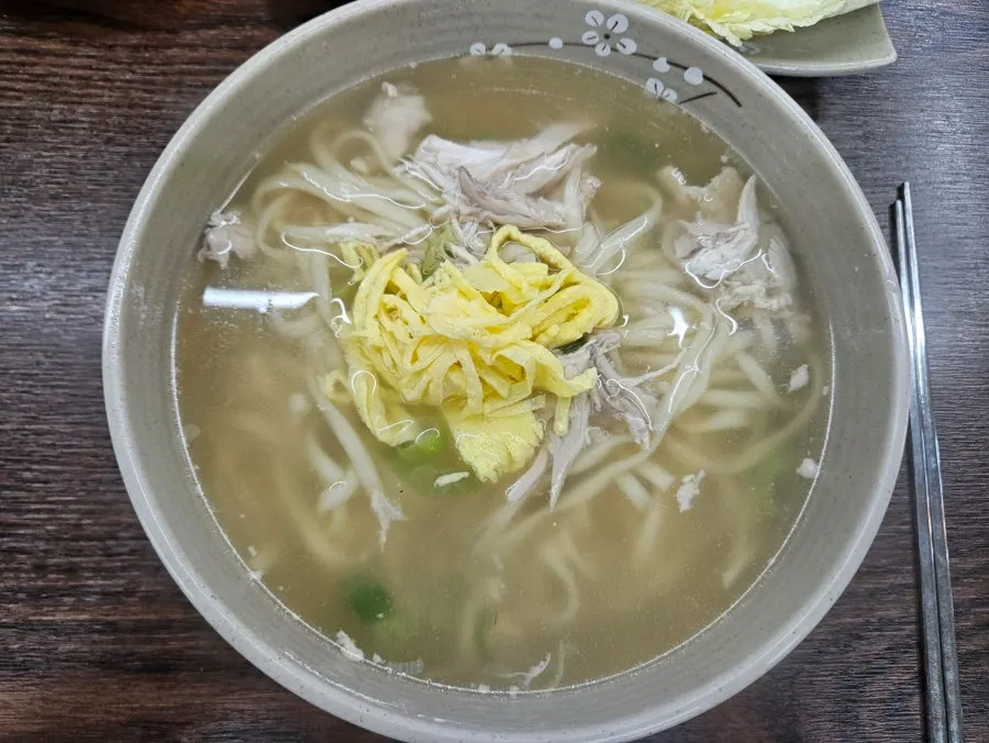 뽀얀 국물의 닭칼국수