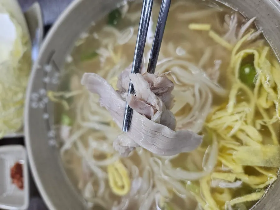 닭고기와 면이 담긴 닭칼국수