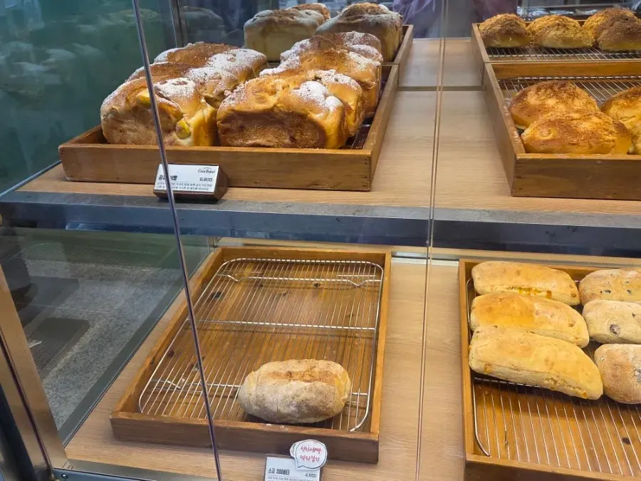 Chat Bakerのパンとデザートの陳列