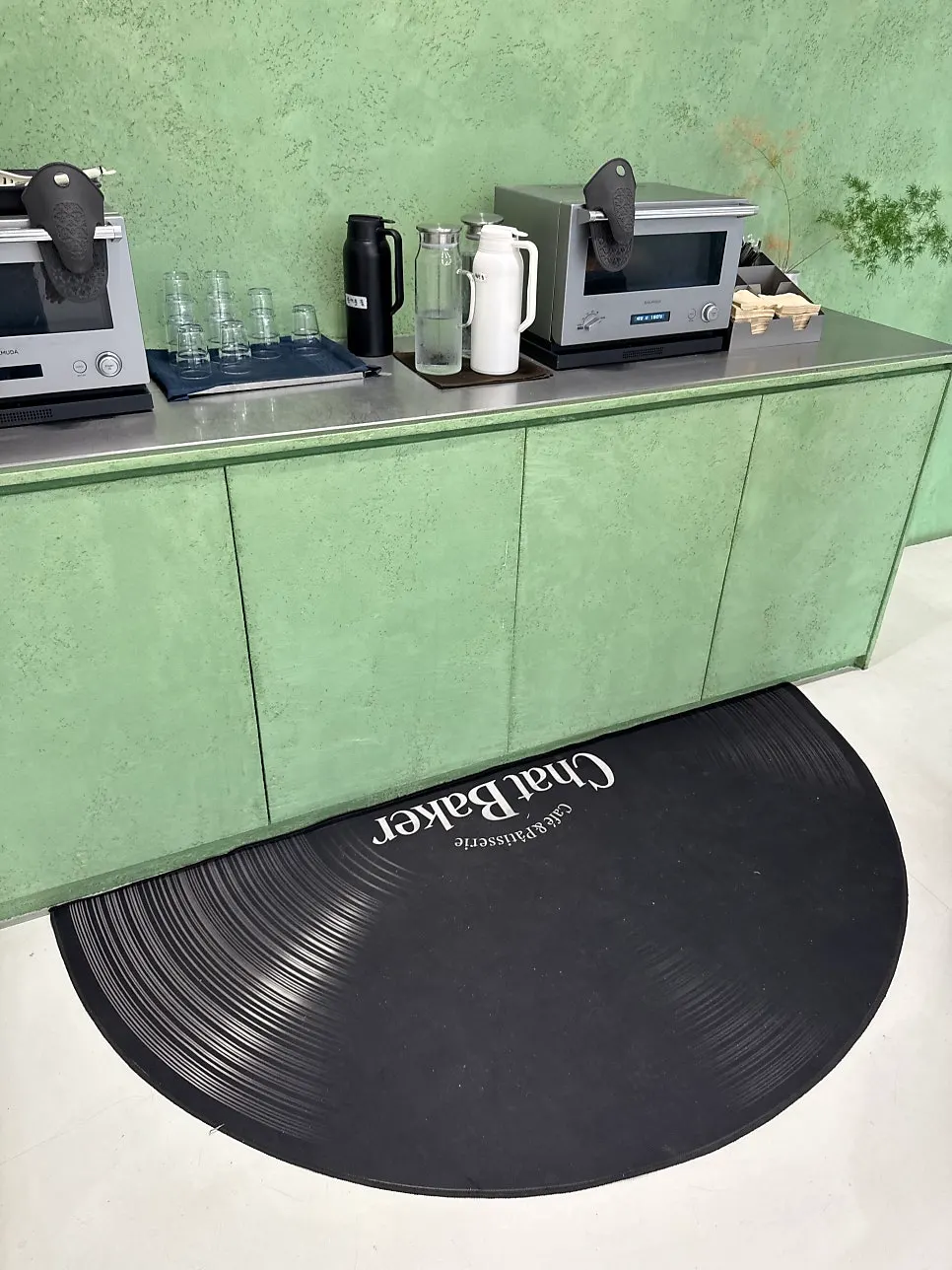 Self-service station for warming bread