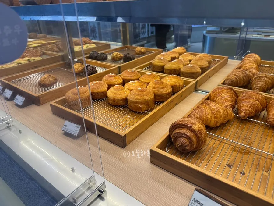 챗베이커 소금빵과 초코바게트