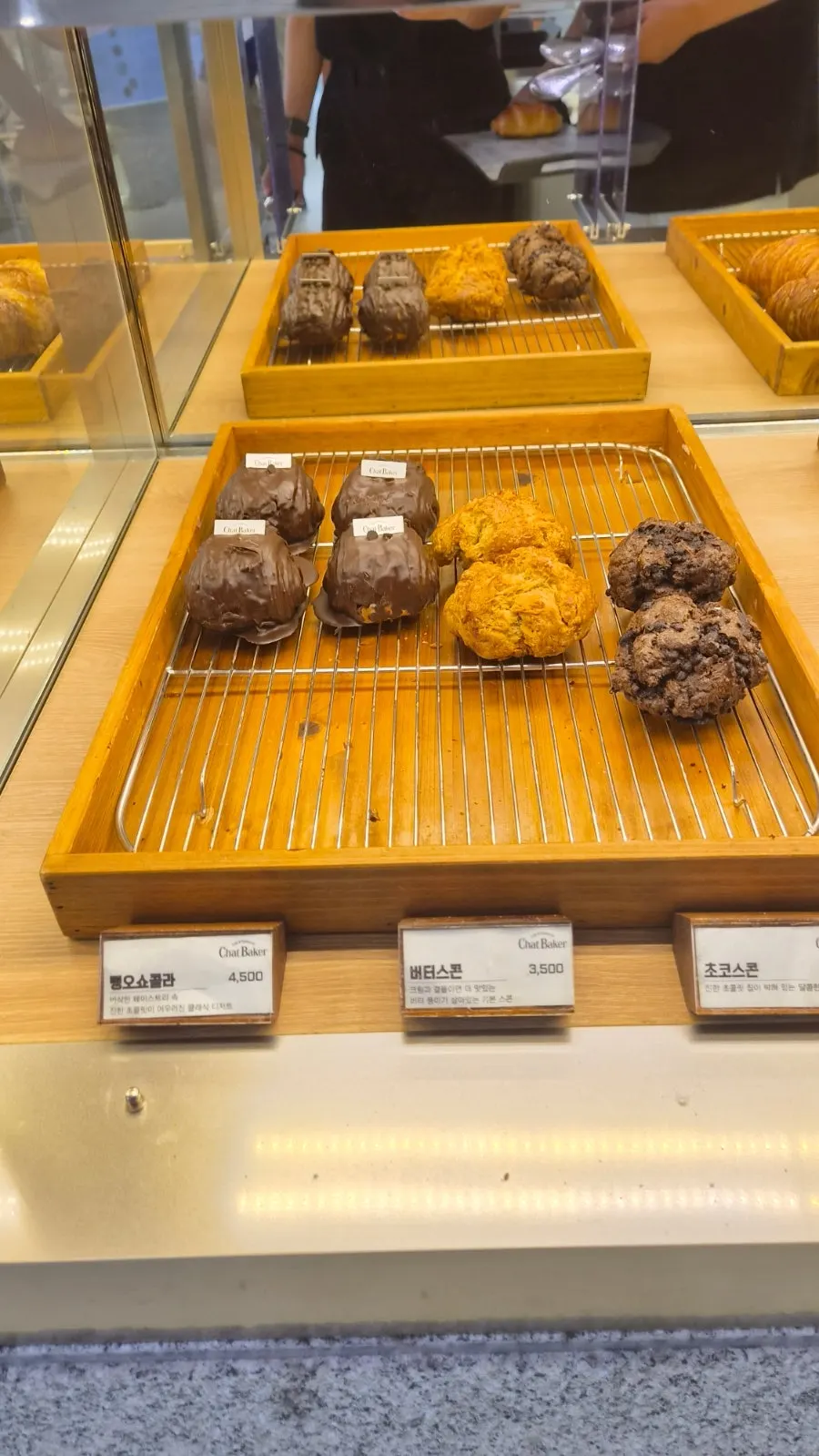매장에서 직접 구운 빵 진열대