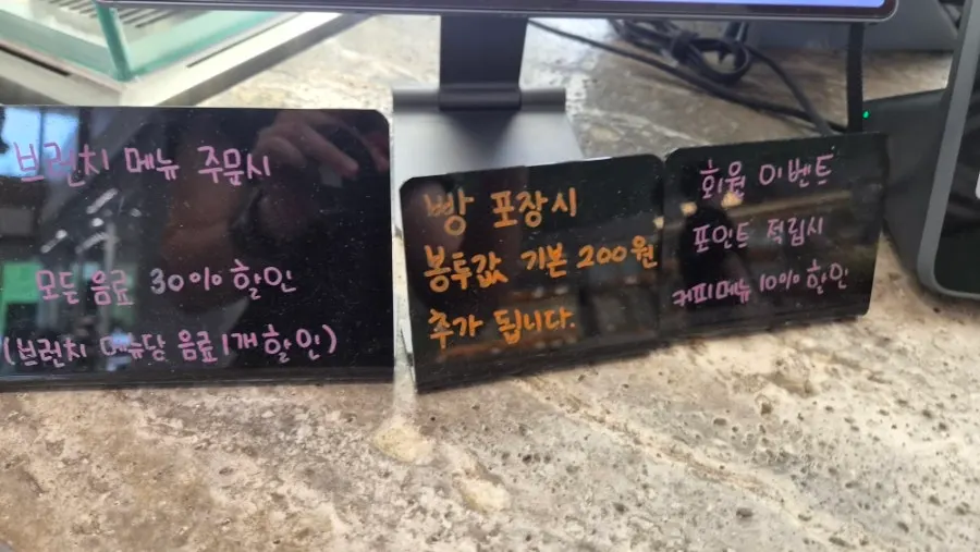 드립커피와 과일청 음료 메뉴