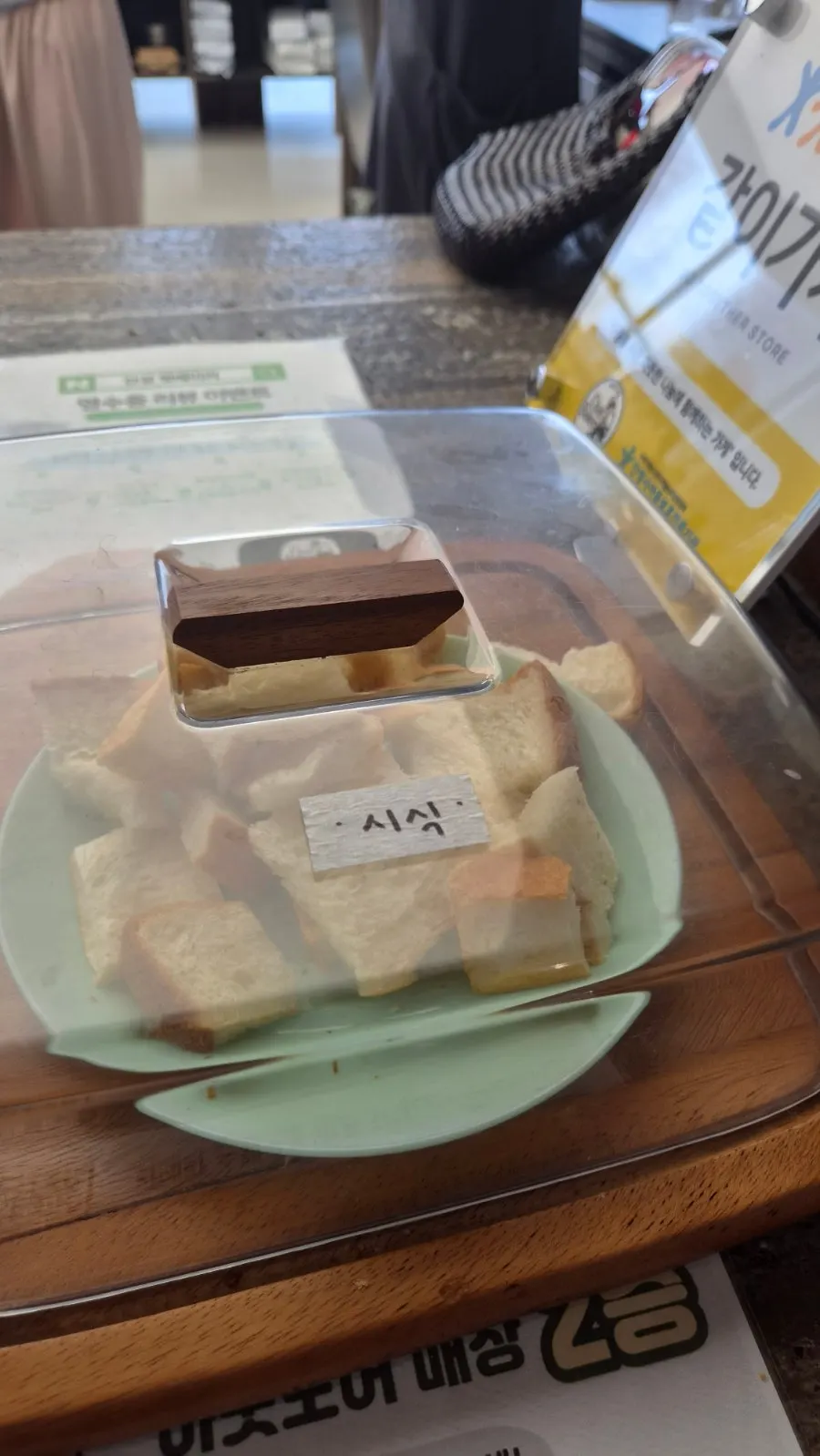 브런치 메뉴가 있는 카페 공간