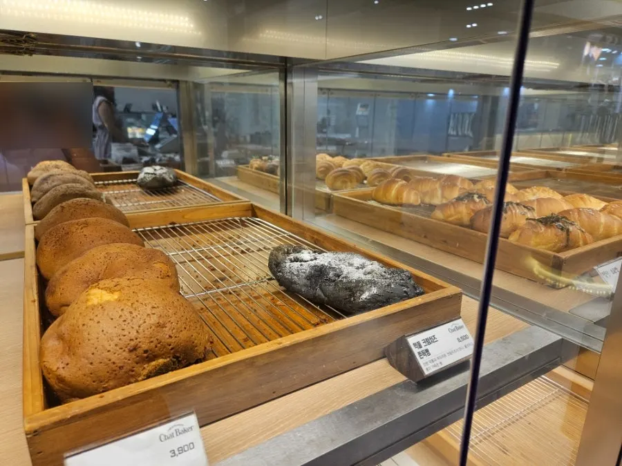 Tủ trưng bày bakery với nhiều loại bánh