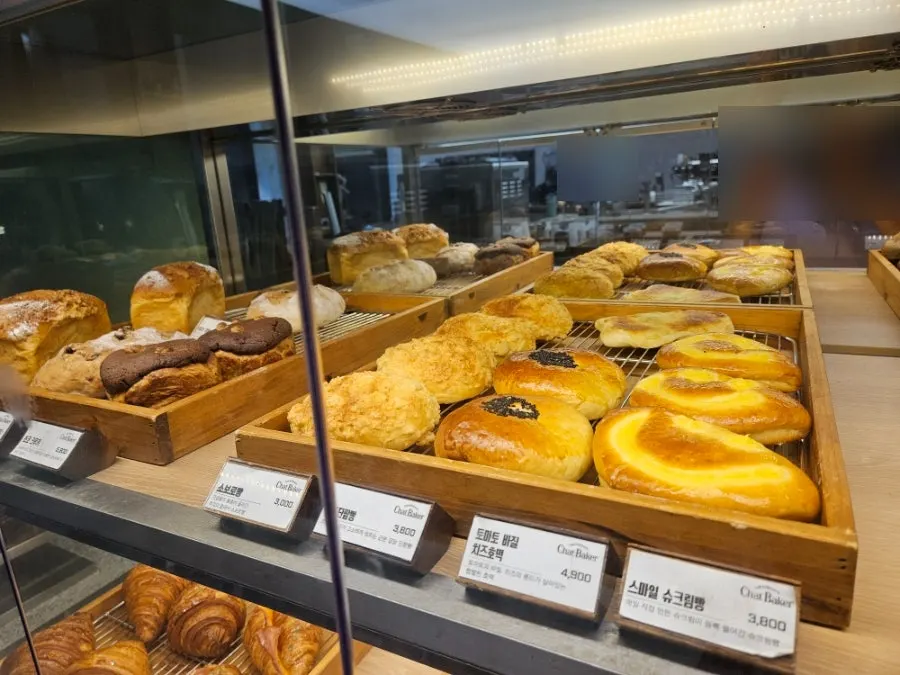 Tủ trưng bày với croissant và salt bread