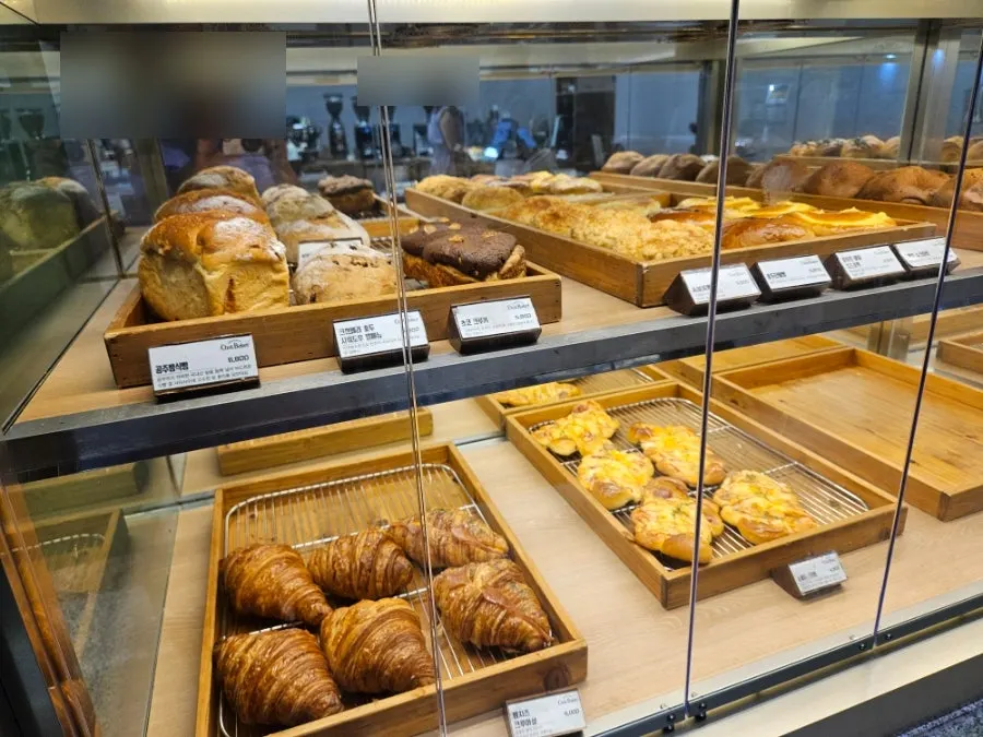 Các loại bánh ngọt như mocha bread được trưng bày