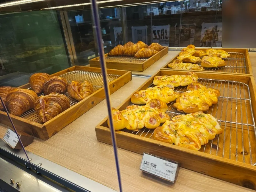 Tủ bakery với các món dessert đi kèm