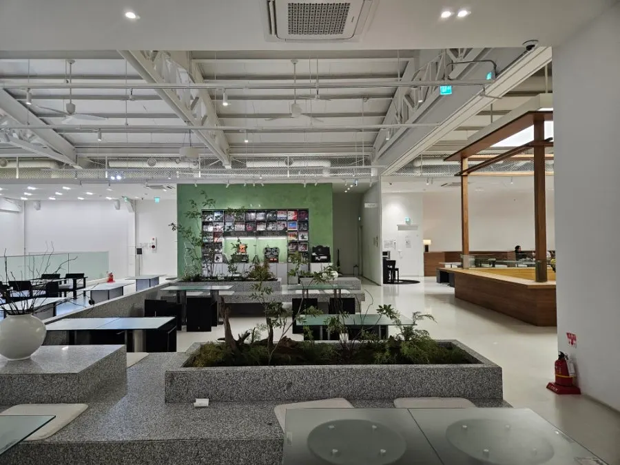 Không gian tầng 2 rộng rãi của cafe