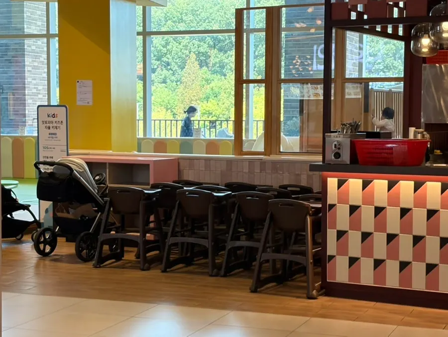 Four-person tables near Chibao