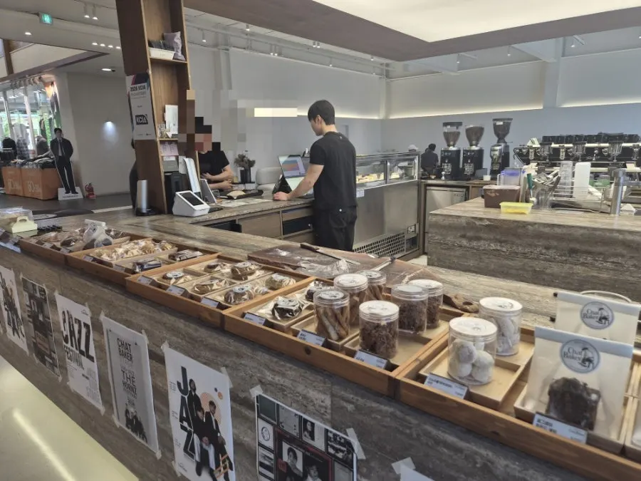 챗 베이커 빵 종류가 늘어선 매대