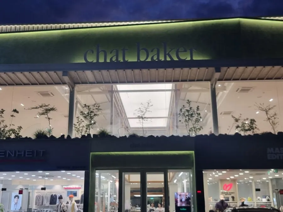 Toàn cảnh tòa nhà và bãi đỗ xe Chat Baker