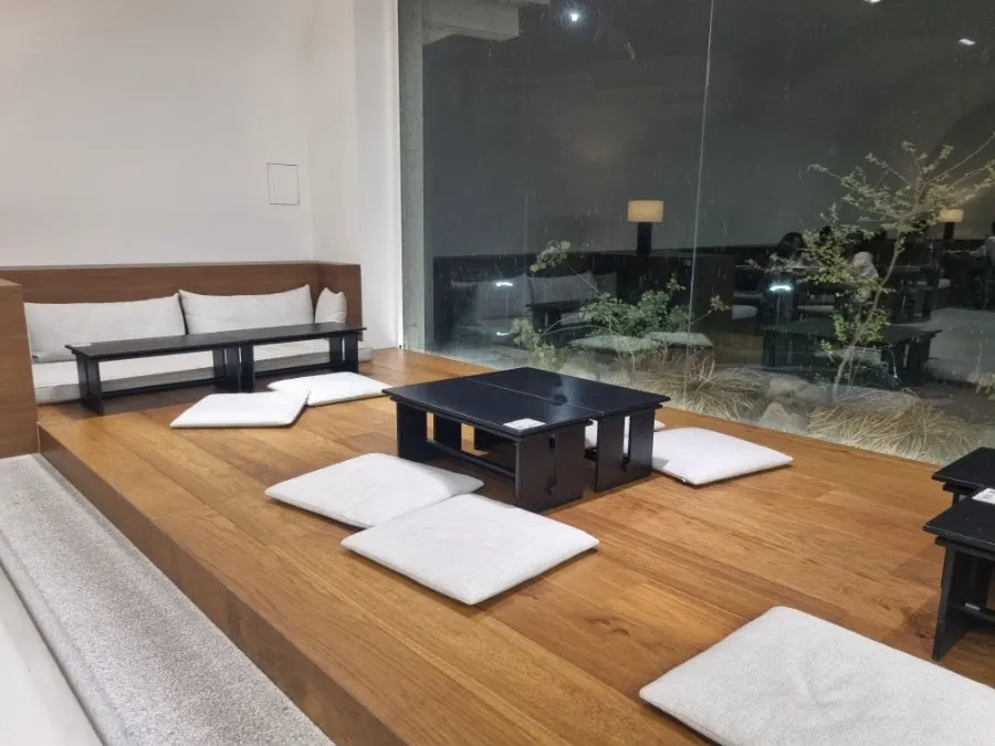 Bàn ghế kiểu bàn thường tại Chat Baker