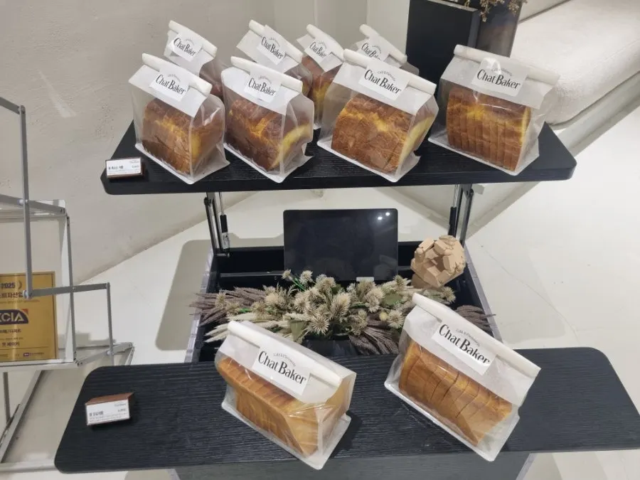 Nhiều loại bánh bày trong khu bakery