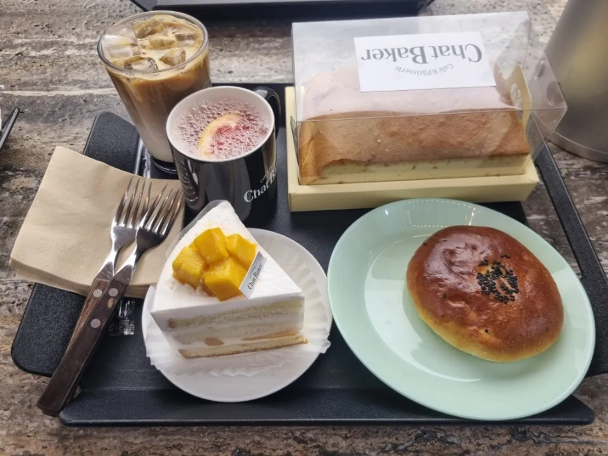 Mâm món đã gọi gồm bánh soufflé castella khổng lồ, bánh đậu đỏ hạt óc chó và các món khác