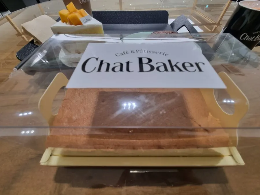 Bánh, bánh kem và đồ uống bày trên bàn