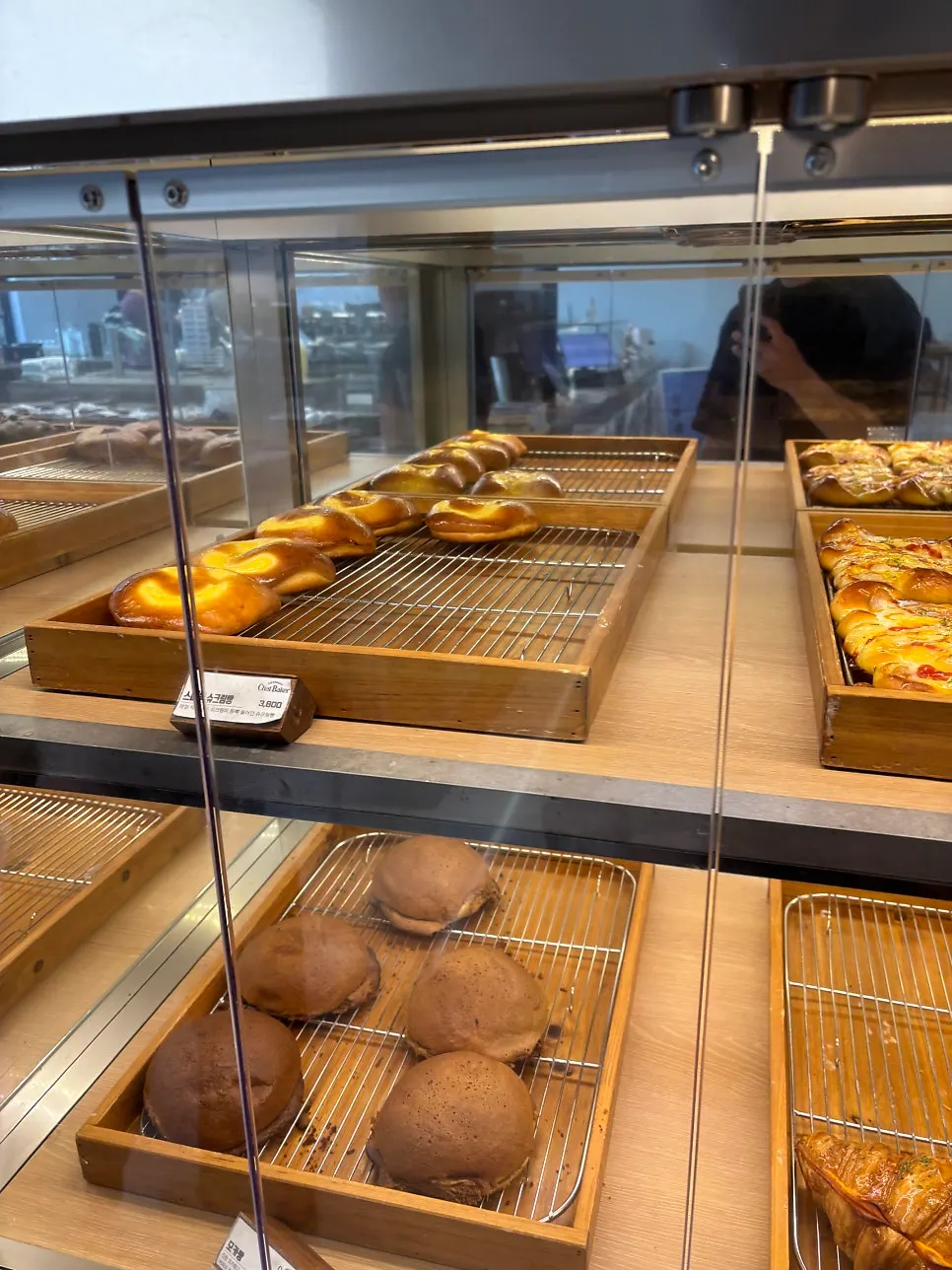 Display case with many kinds of bread