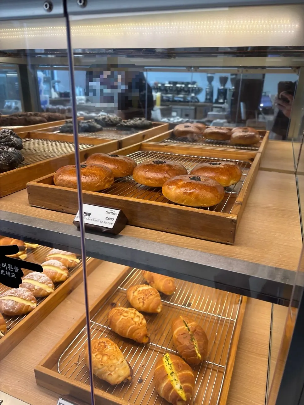 Chat Baker's bakery corner display