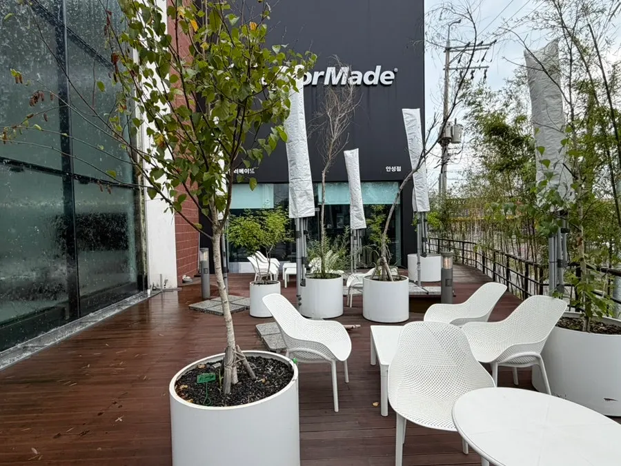 Café tables with wide seating gaps