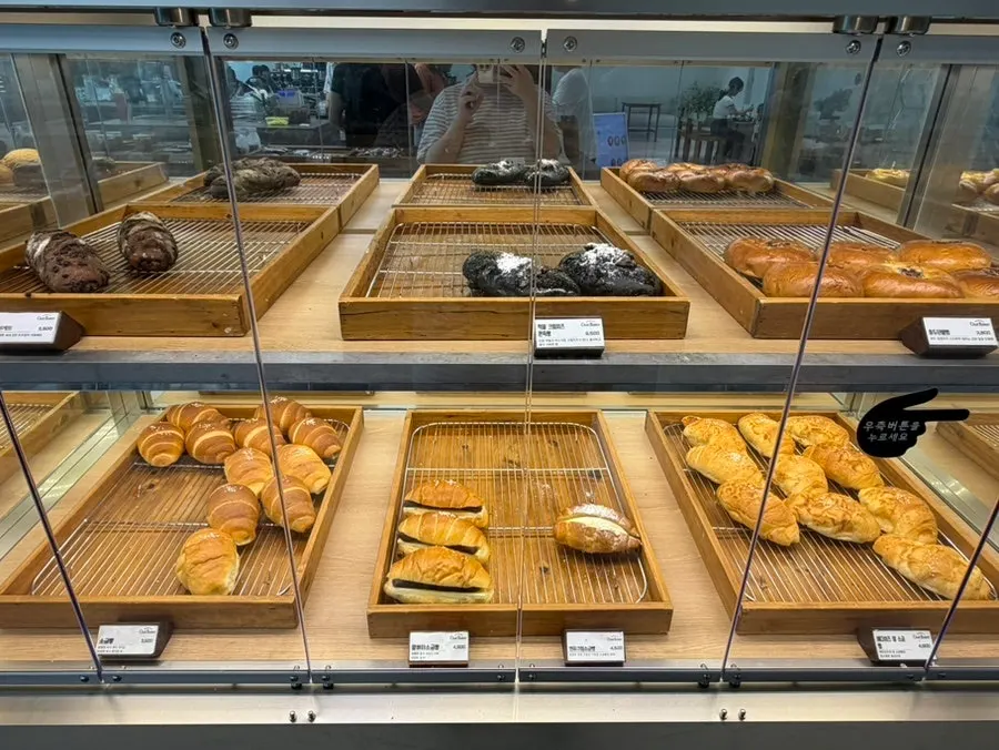 Display space stocked with around 80 kinds of bread