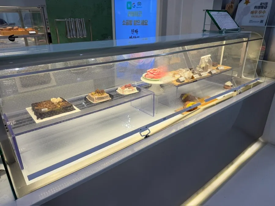 Button-operated automatic glass door on the bread display
