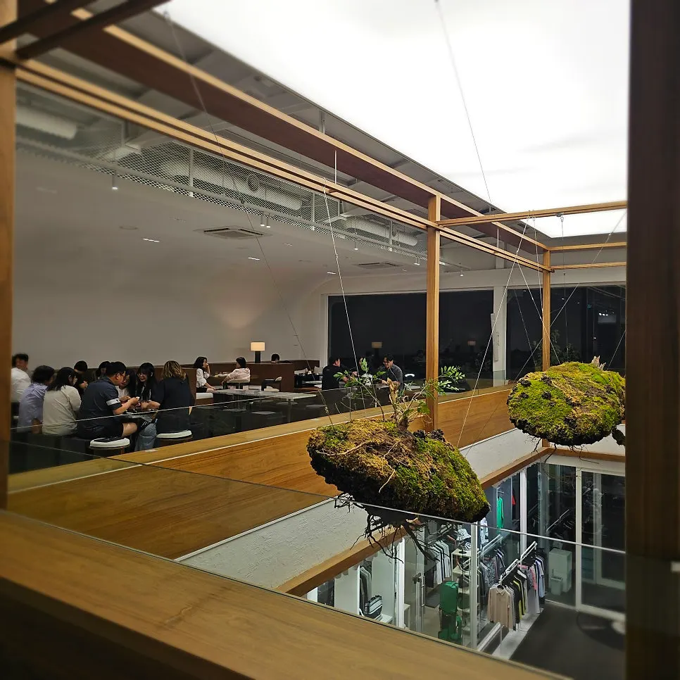 챗 베이커 2층 테이블 좌석 전경