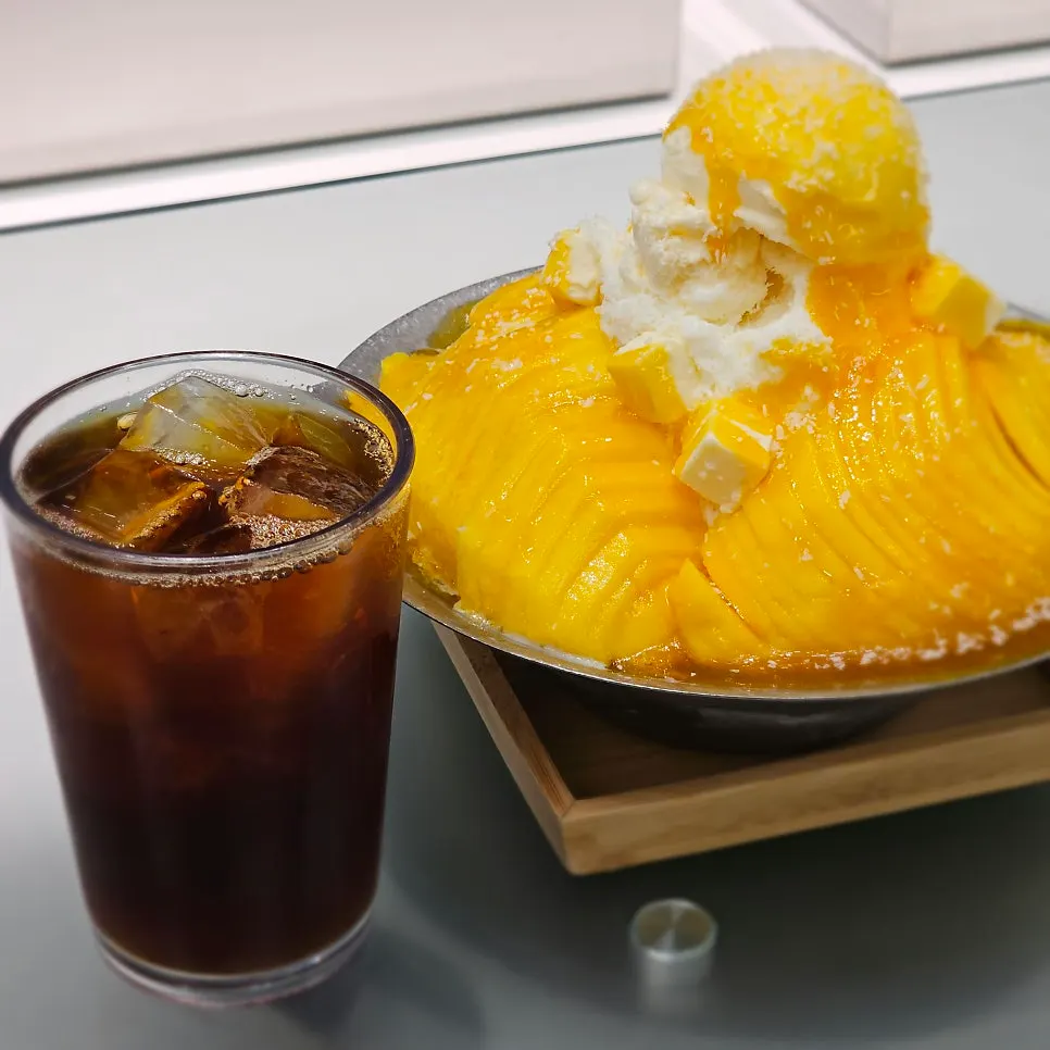 챗 베이커 생망고빙수와 드립커피가 놓인 테이블
