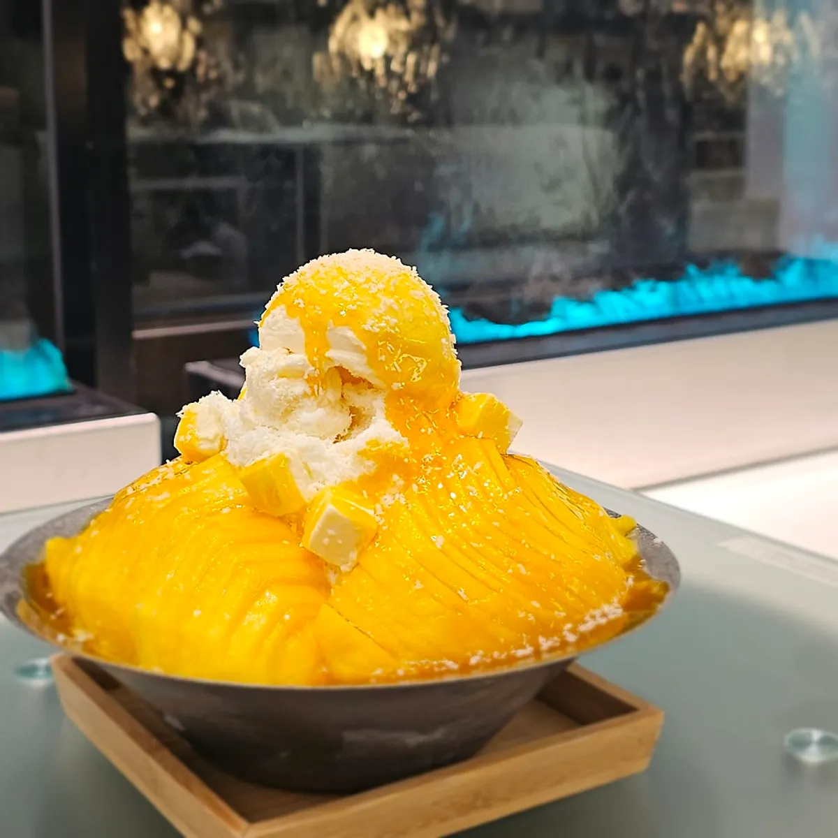 생망고가 넉넉하게 올라간 챗 베이커 생망고빙수
