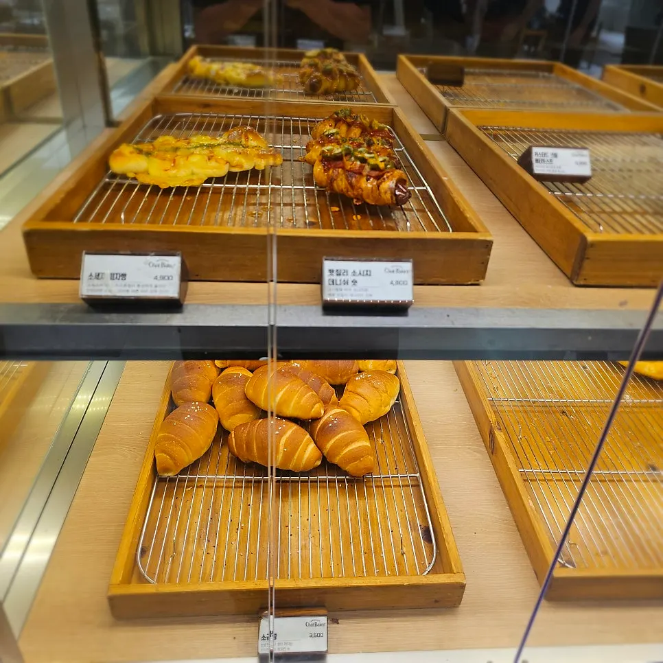 깜빠뉴와 치아바타가 놓인 챗 베이커 빵 진열대