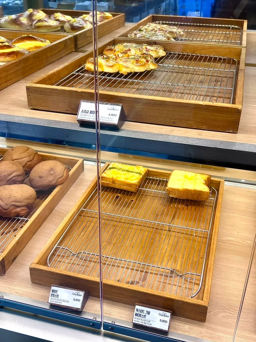 Side view of the cake display