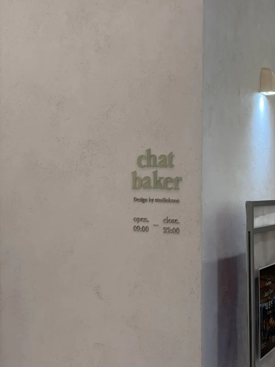 Business hours sign at Chat Baker