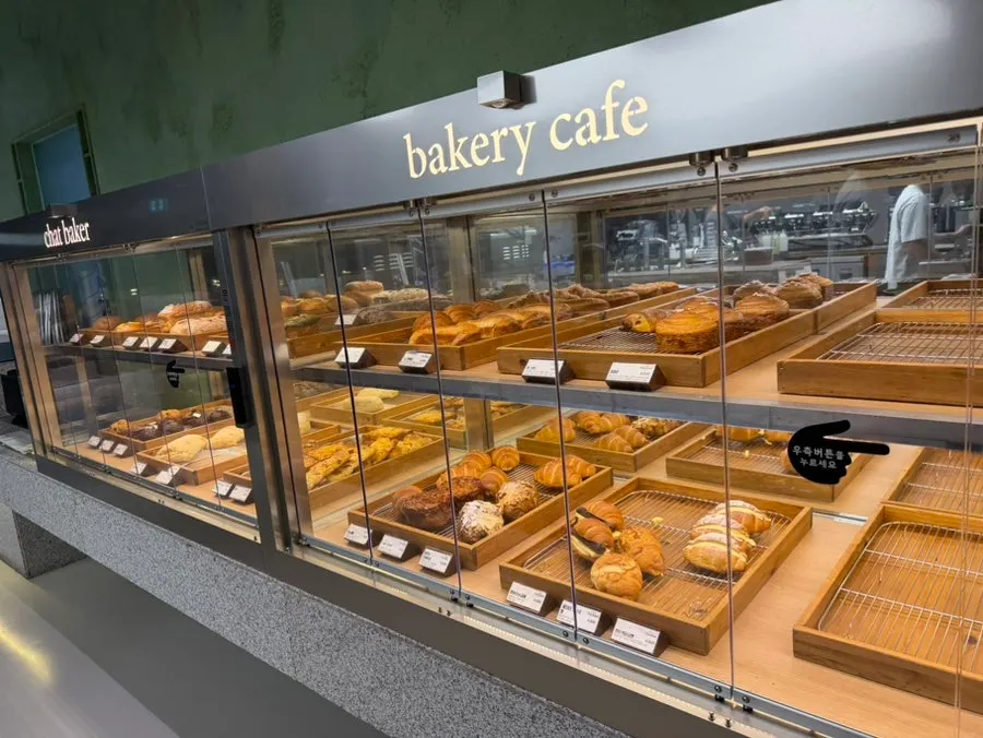 Chat Baker bread display at 7pm