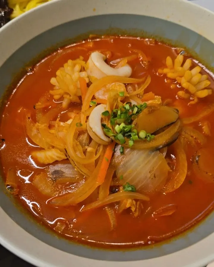 짜장면을 맛있게 먹는 식사 장면