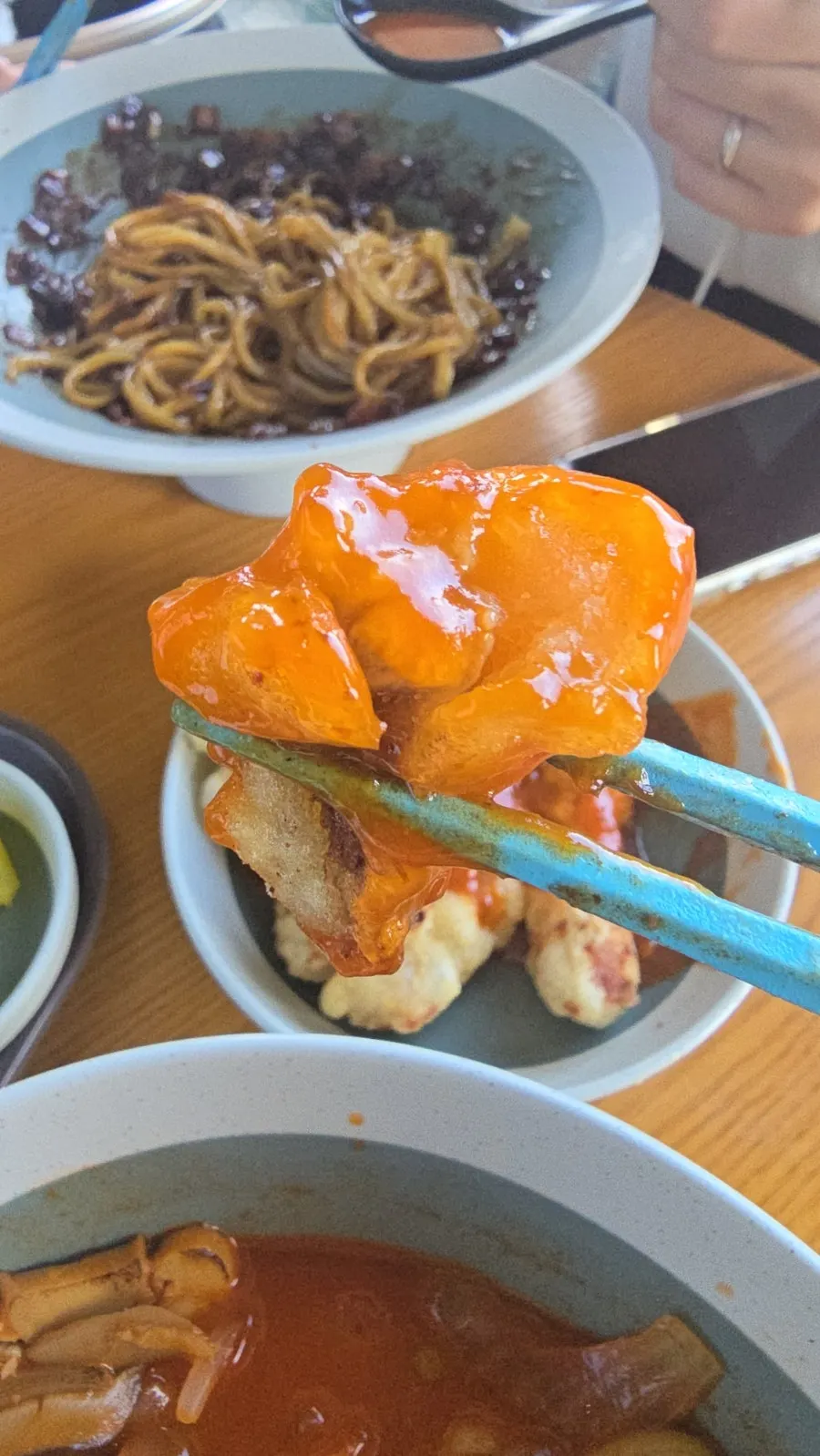 테이블 위 짜장 짬뽕 탕수육 세트 한 상
