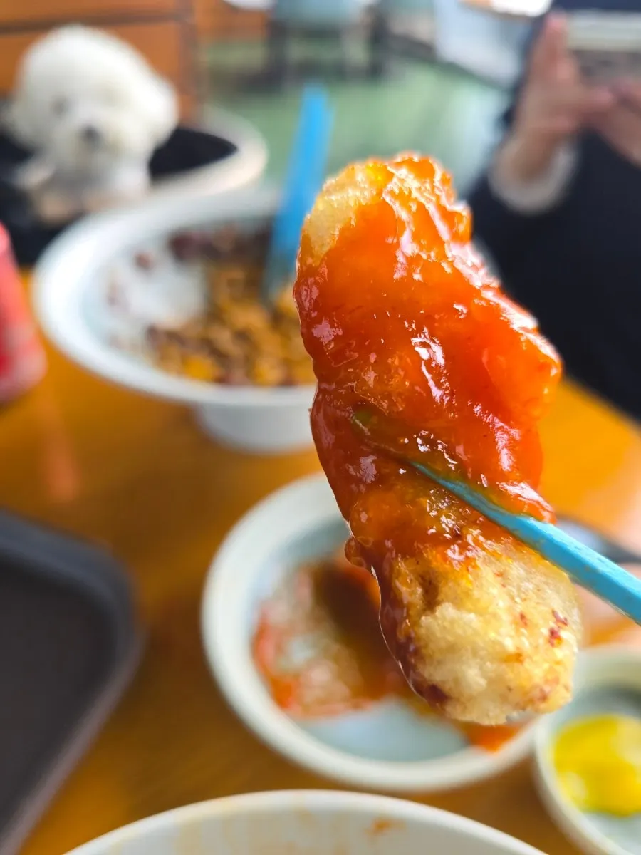 테라스 테이블에 놓인 치바오 중식 세트